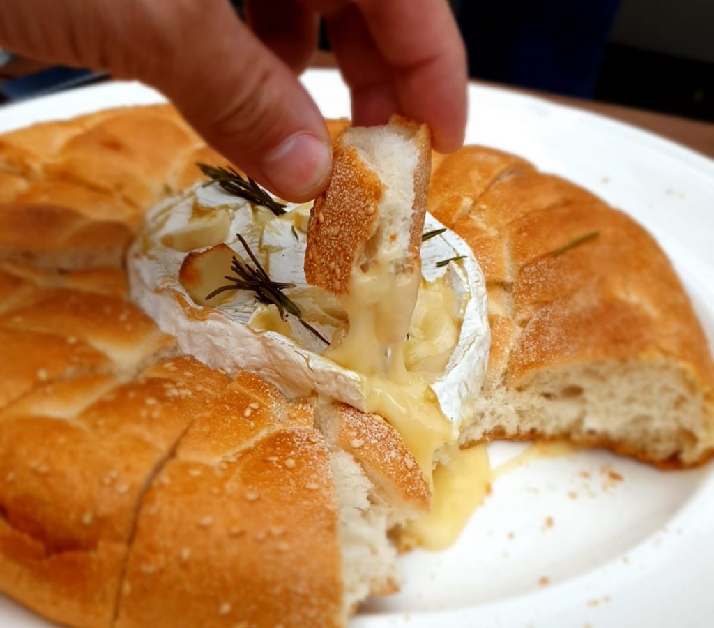 Overheerlijk breekbrood met een kern van gesmolten Camembert